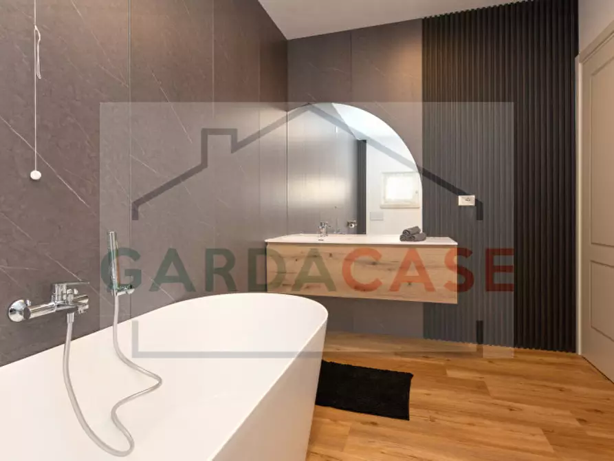 Immagine 29 di Appartamento in vendita  a Desenzano Del Garda