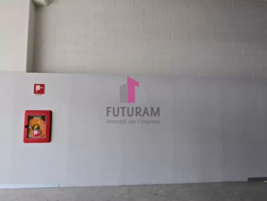 Immagine 2 di Negozio in affitto  a Vicenza