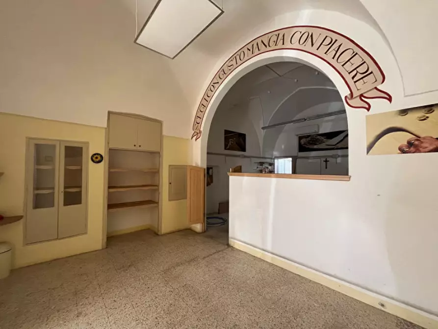Immagine 2 di Negozio in vendita  in Via Vittorio Emanuele III a Parabita