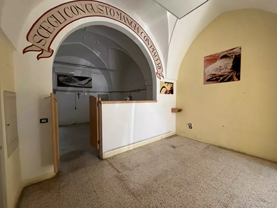 Immagine 7 di Negozio in vendita  in Via Vittorio Emanuele III a Parabita