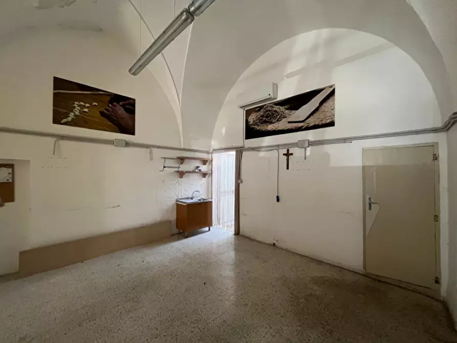 Immagine 9 di Negozio in vendita  in Via Vittorio Emanuele III a Parabita