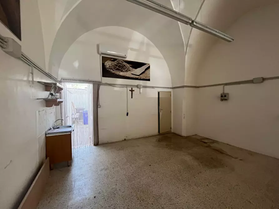 Immagine 10 di Negozio in vendita  in Via Vittorio Emanuele III a Parabita