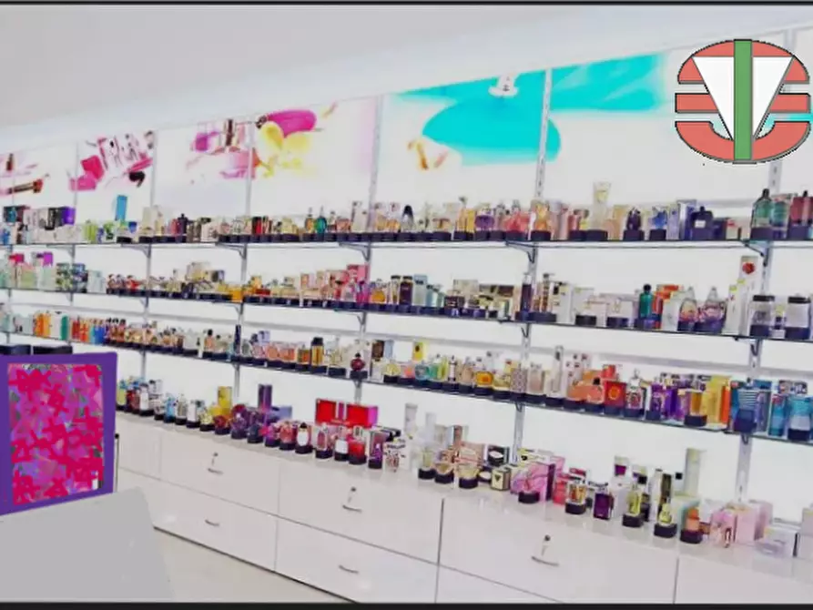 Immagine 5 di Negozio in affitto  a Venezia