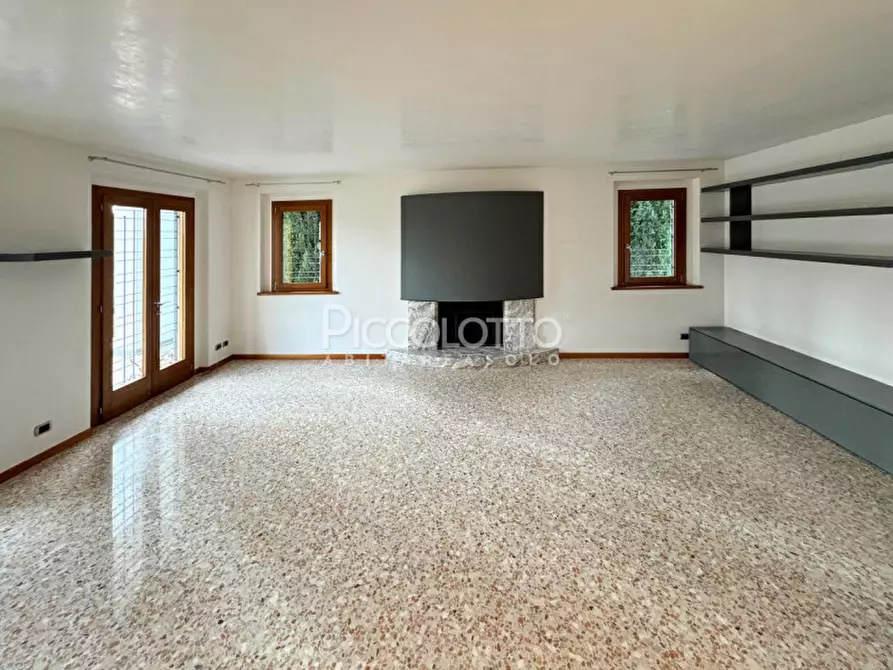 Immagine 10 di Villa in vendita  in via Cima Mandria a Montebelluna