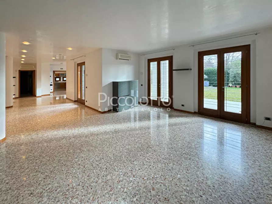 Immagine 11 di Villa in vendita  in via Cima Mandria a Montebelluna