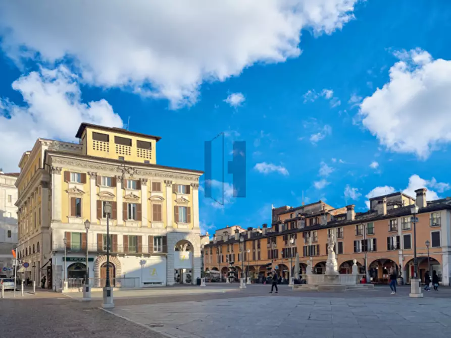Immagine 1 di Negozio in vendita  in Piazza Del Mercato 11 a Brescia