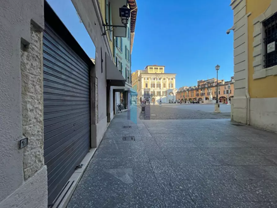Immagine 2 di Negozio in vendita  in Piazza Del Mercato 11 a Brescia