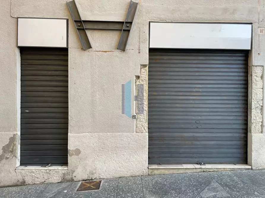 Immagine 3 di Negozio in vendita  in Piazza Del Mercato 11 a Brescia