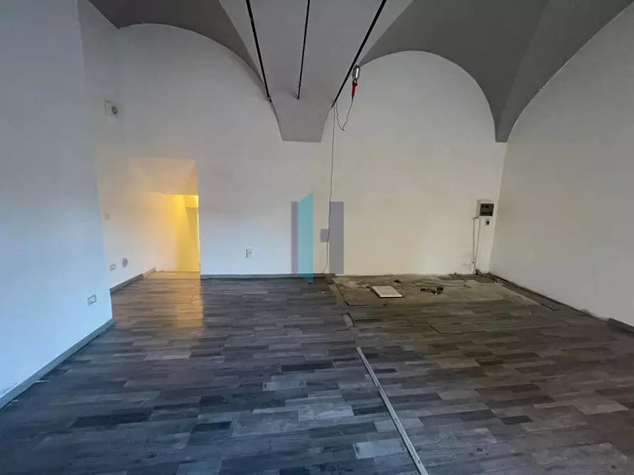 Immagine 4 di Negozio in vendita  in Piazza Del Mercato 11 a Brescia