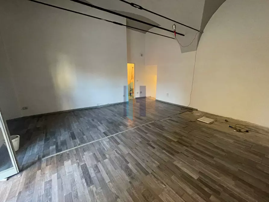 Immagine 5 di Negozio in vendita  in Piazza Del Mercato 11 a Brescia