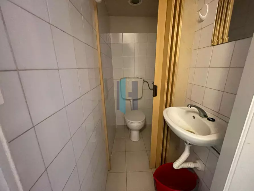 Immagine 7 di Negozio in vendita  in Piazza Del Mercato 11 a Brescia