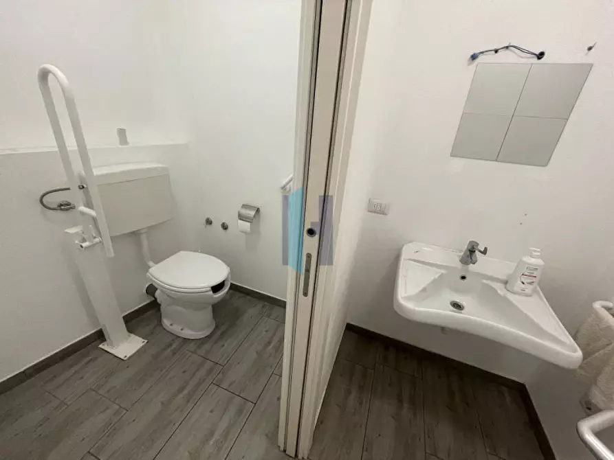 Immagine 10 di Negozio in vendita  in Piazza Del Mercato 11 a Brescia