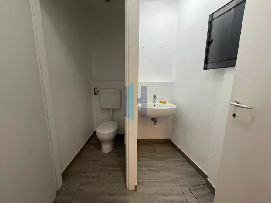 Immagine 11 di Negozio in vendita  in Piazza Del Mercato 11 a Brescia