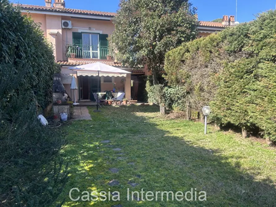 Immagine 1 di Villa in vendita  in Via Giovanni Battista Pergolesi a Nepi