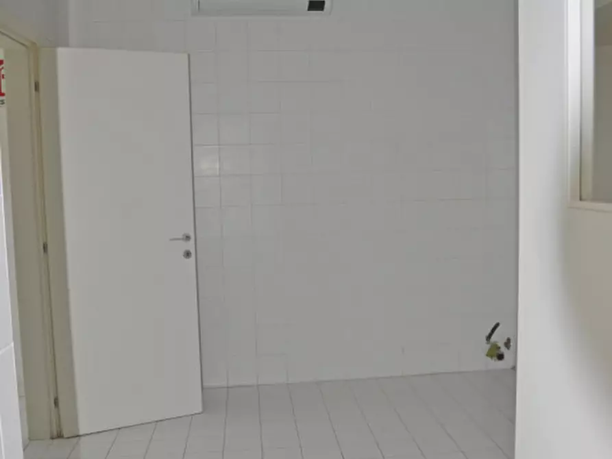 Immagine 6 di Ufficio in affitto  in Via Martini a Nove