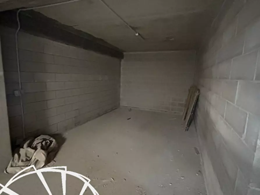Immagine 6 di Garage in affitto  a Prato