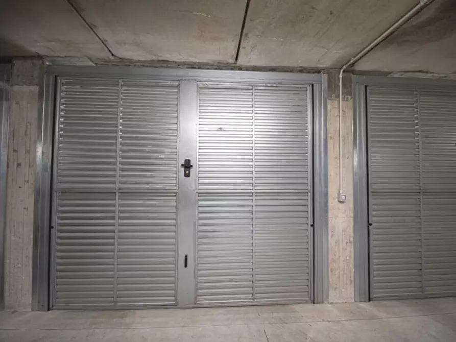 Immagine 6 di Garage in vendita  a Prato
