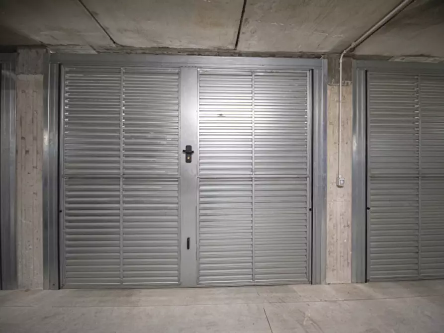Immagine 10 di Garage in vendita  a Prato