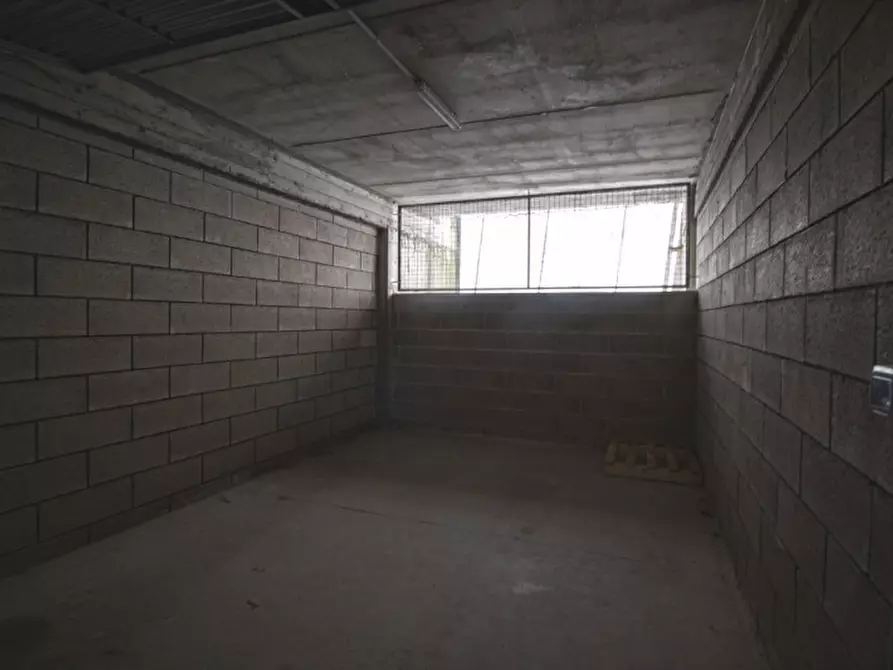 Immagine 23 di Garage in vendita  a Prato