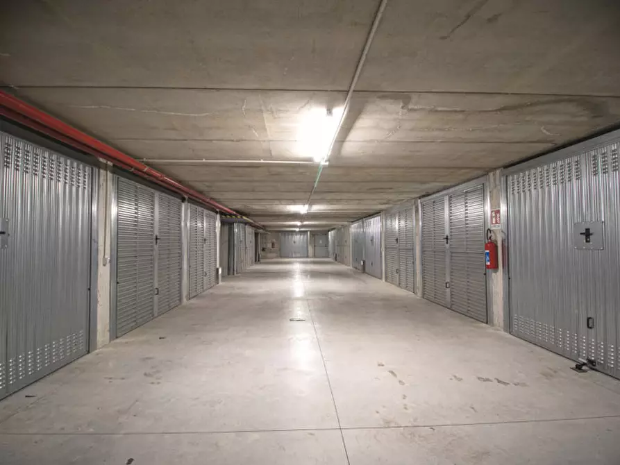 Immagine 26 di Garage in vendita  a Prato
