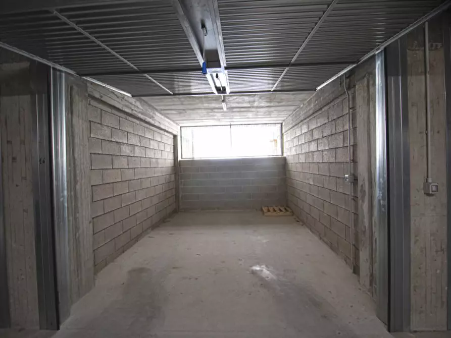 Immagine 29 di Garage in vendita  a Prato
