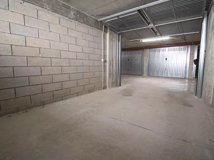 Immagine 32 di Garage in vendita  a Prato