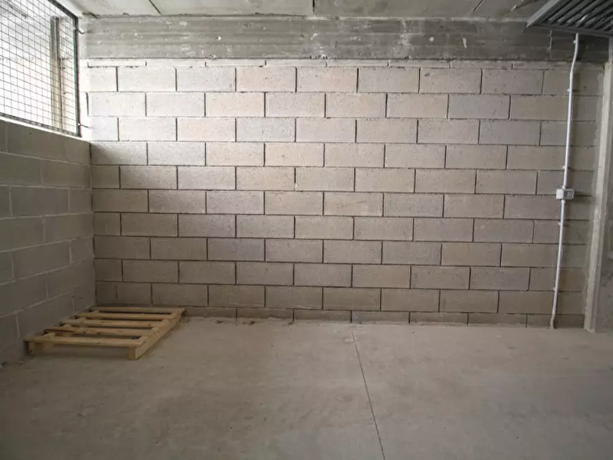 Immagine 36 di Garage in vendita  a Prato