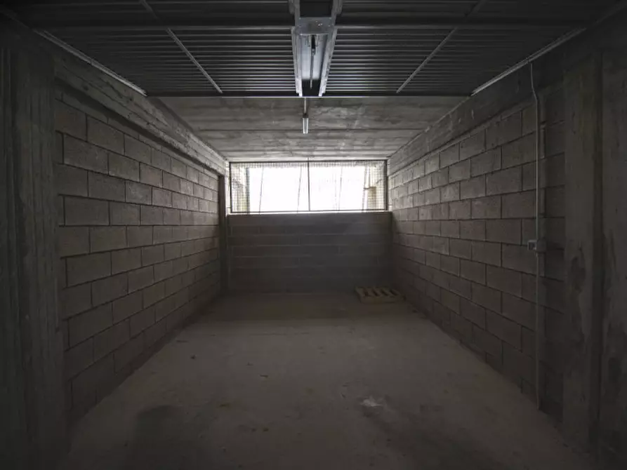 Immagine 37 di Garage in vendita  a Prato