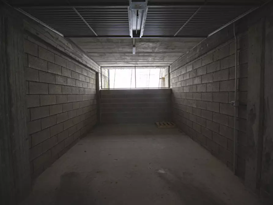 Immagine 41 di Garage in vendita  a Prato