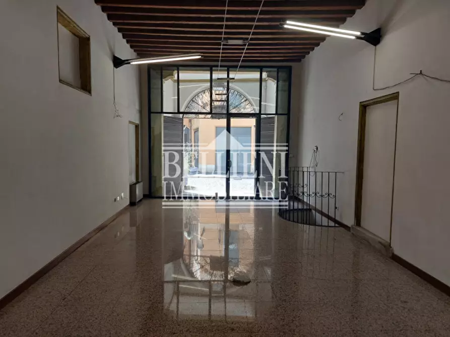Immagine 1 di Negozio in affitto  in Piazza Castello a Vicenza