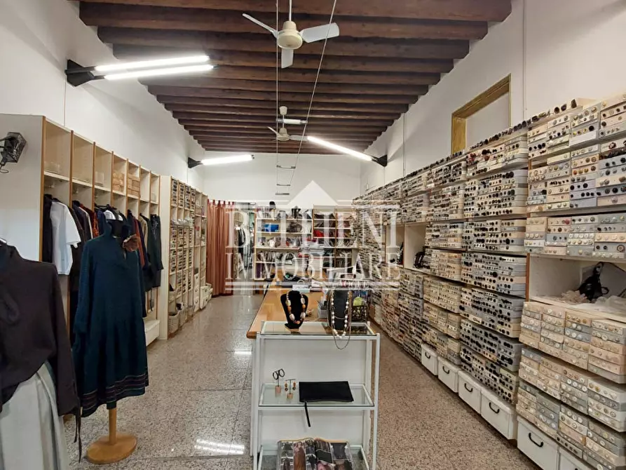 Immagine 2 di Negozio in affitto  in Piazza Castello a Vicenza