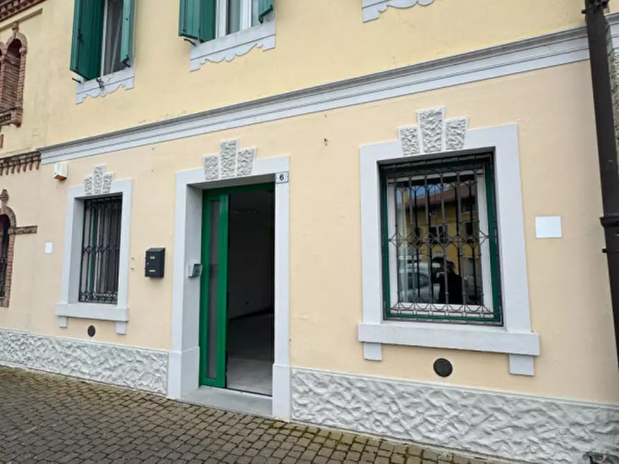 Immagine 2 di Negozio in affitto  in Piazza Municipio 6 a Trivignano Udinese