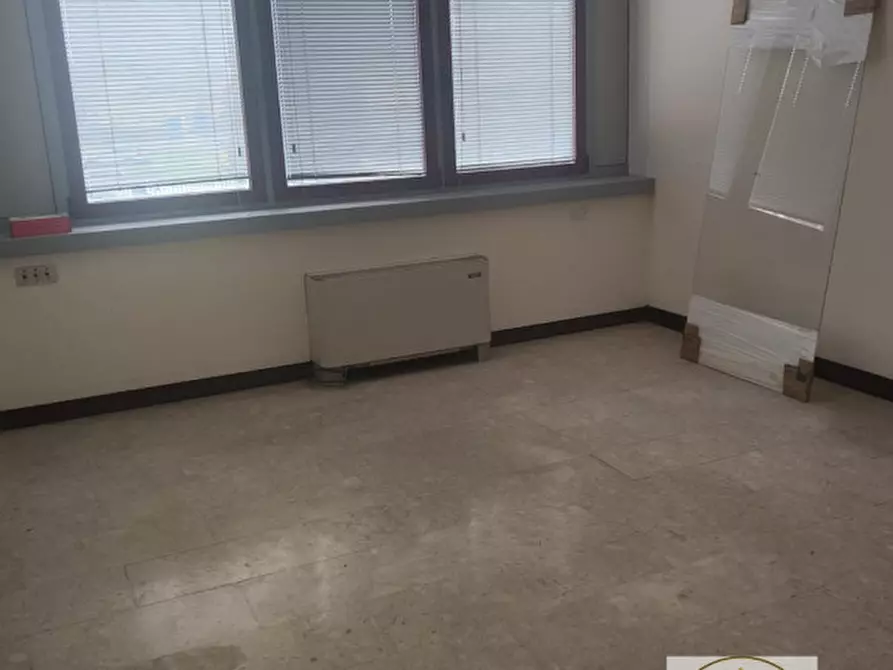 Immagine 2 di Ufficio in affitto  a Due Carrare