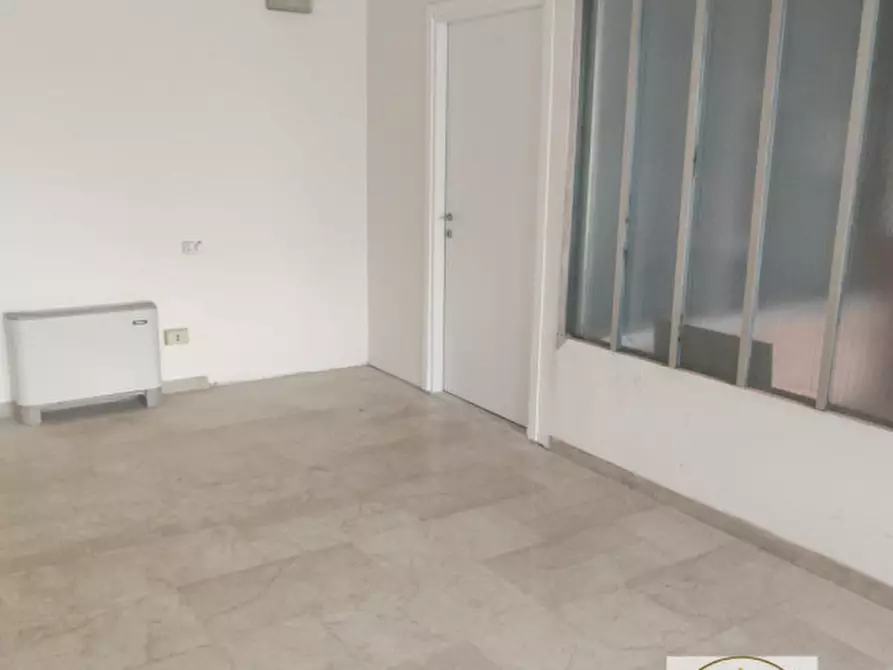 Immagine 8 di Ufficio in affitto  a Due Carrare