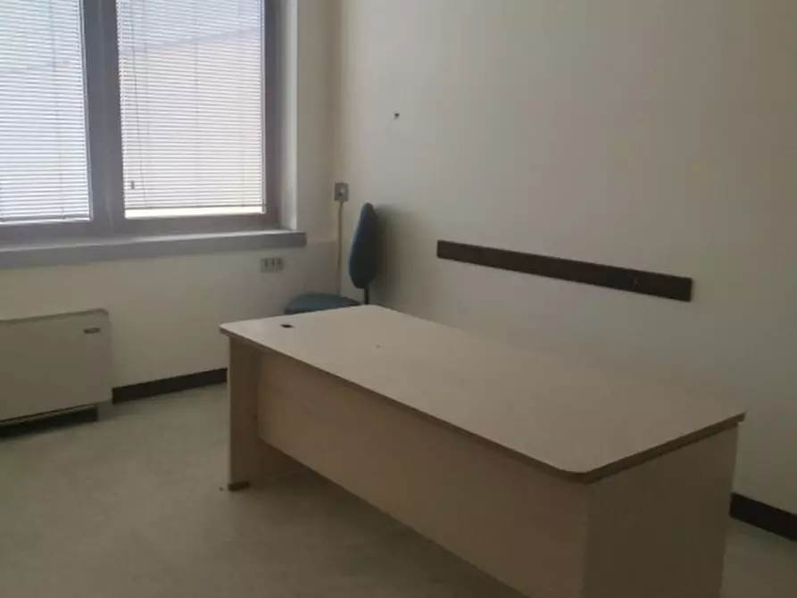 Immagine 9 di Ufficio in affitto  a Due Carrare