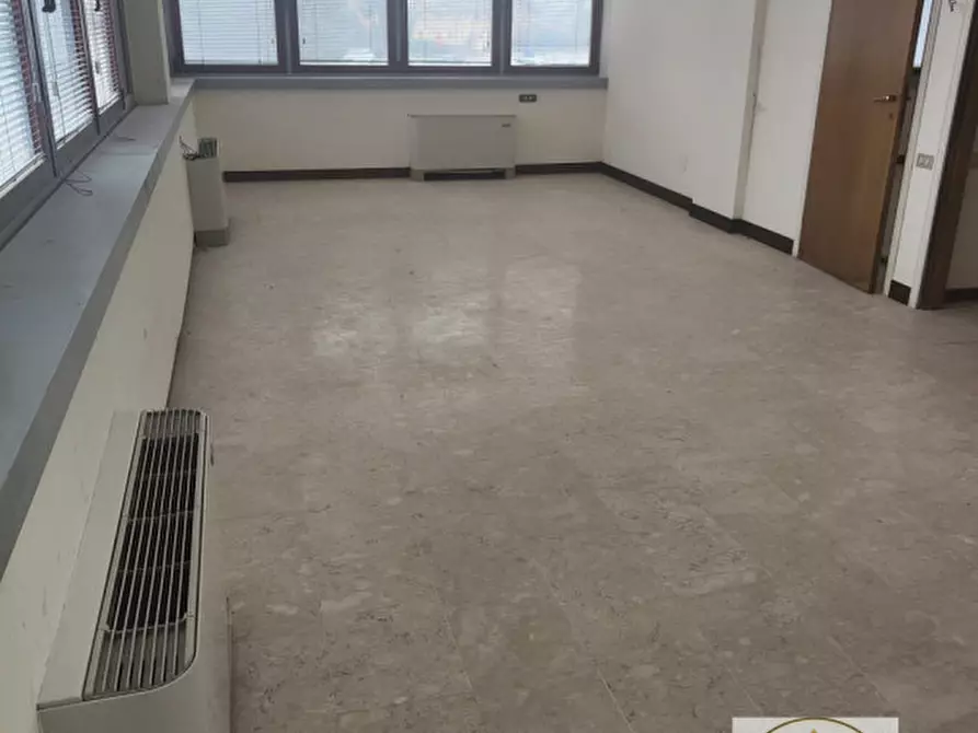 Immagine 10 di Ufficio in affitto  a Due Carrare