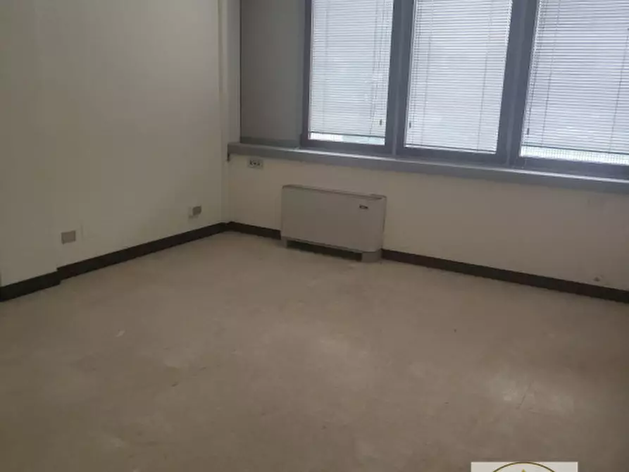 Immagine 12 di Ufficio in affitto  a Due Carrare