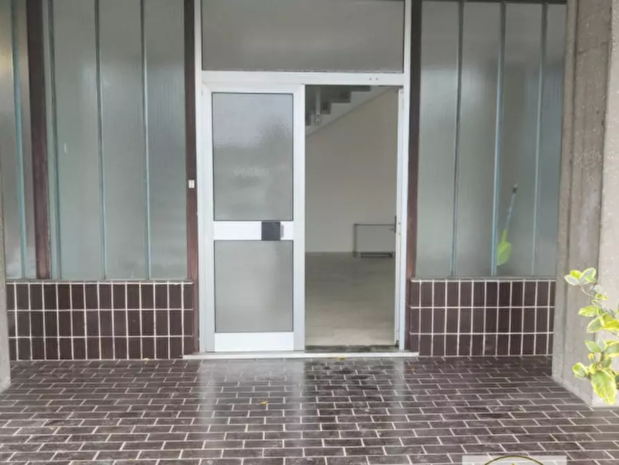 Immagine 13 di Ufficio in affitto  a Due Carrare