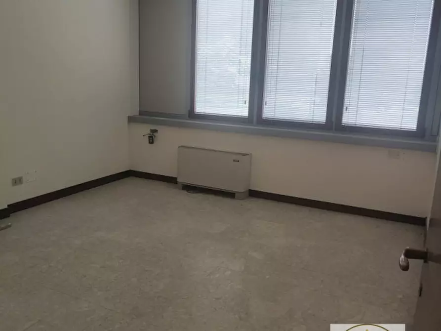Immagine 15 di Ufficio in affitto  a Due Carrare