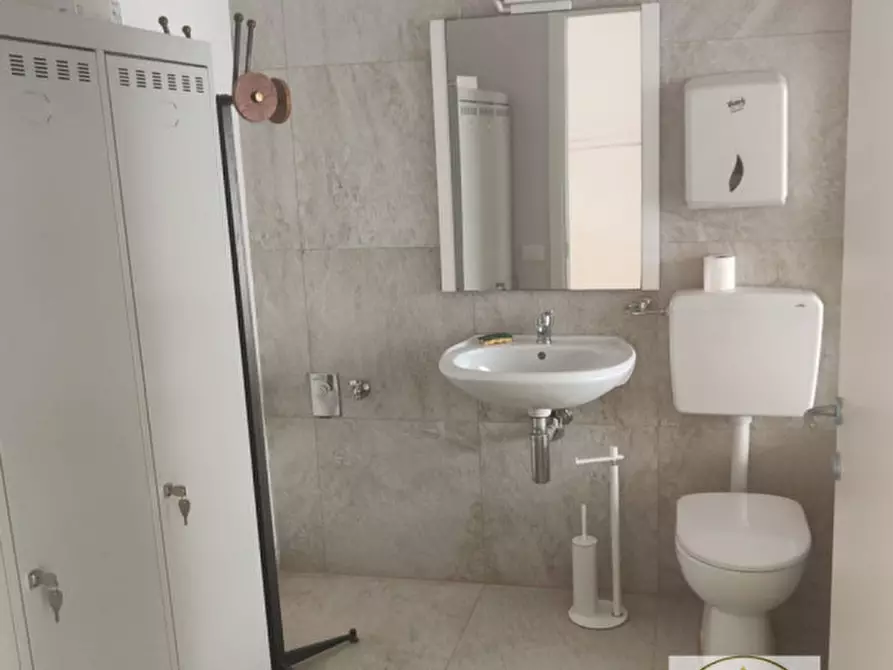 Immagine 16 di Ufficio in affitto  a Due Carrare