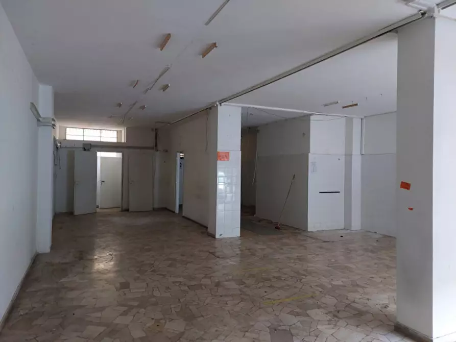 Immagine 3 di Negozio in vendita  in VIA ORAZIO VECCHI a Firenze