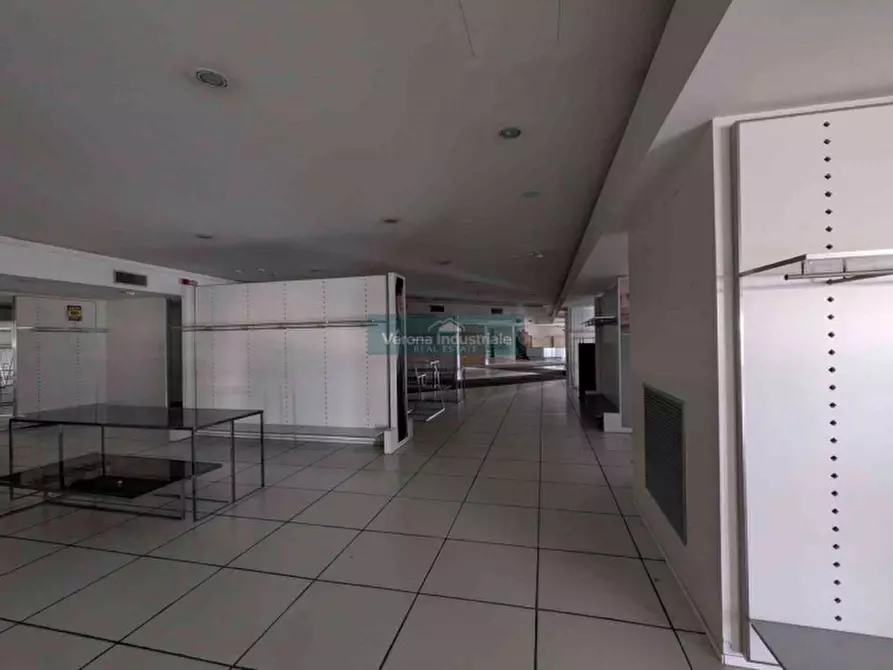 Immagine 8 di Negozio in vendita  in Viale del Lavoro a San Martino Buon Albergo