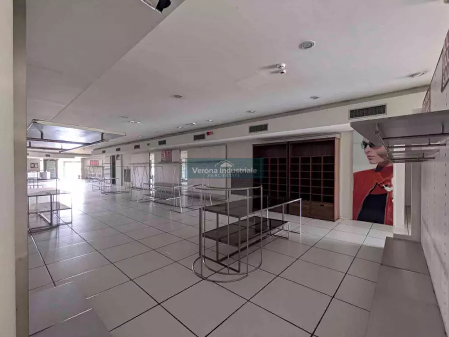 Immagine 9 di Negozio in vendita  in Viale del Lavoro a San Martino Buon Albergo