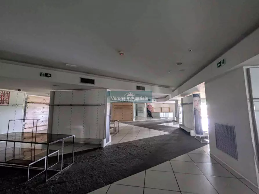 Immagine 10 di Negozio in vendita  in Viale del Lavoro a San Martino Buon Albergo