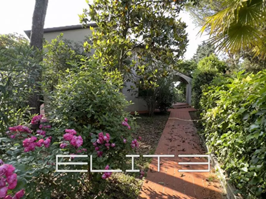 Immagine 1 di Villa in vendita  in Sappanico a Ancona