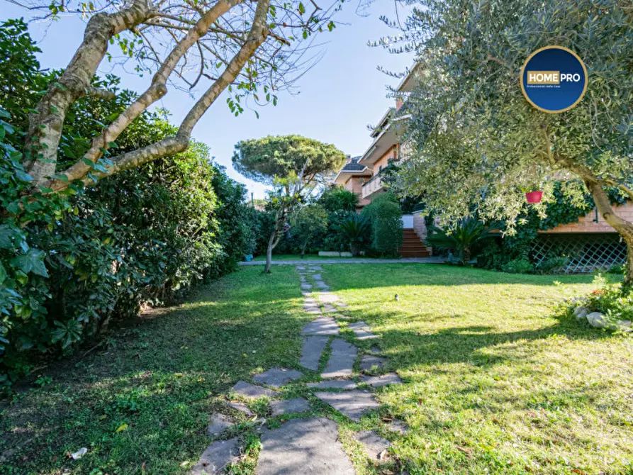 Immagine 67 di Villa in vendita  in Via Sofocle a Roma