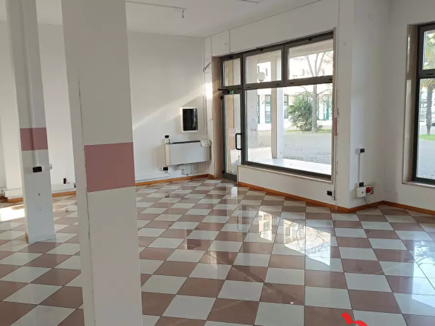 Immagine 1 di Negozio in affitto  in Via Moglianese peseggia a Scorzè