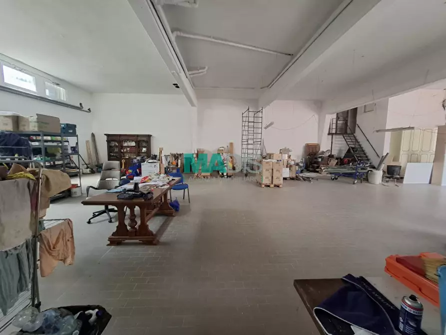 Immagine 6 di Magazzino in affitto  a Prato