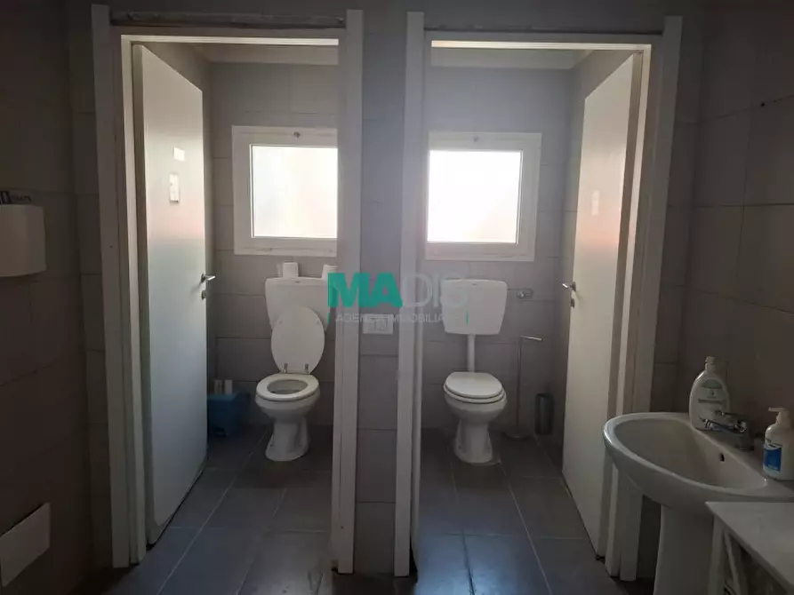 Immagine 10 di Magazzino in affitto  a Prato