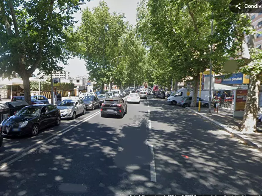 Immagine 1 di Negozio in vendita  in via della magliana a Roma